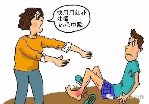 男孩因调皮走马路牙子的时候崴到了脚,心疼的妈妈回家赶紧用红花油揉